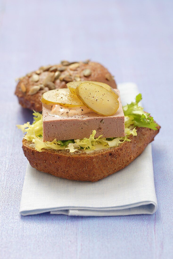 Vollkornbrötchen belegt mit Salat & Fleischpastete