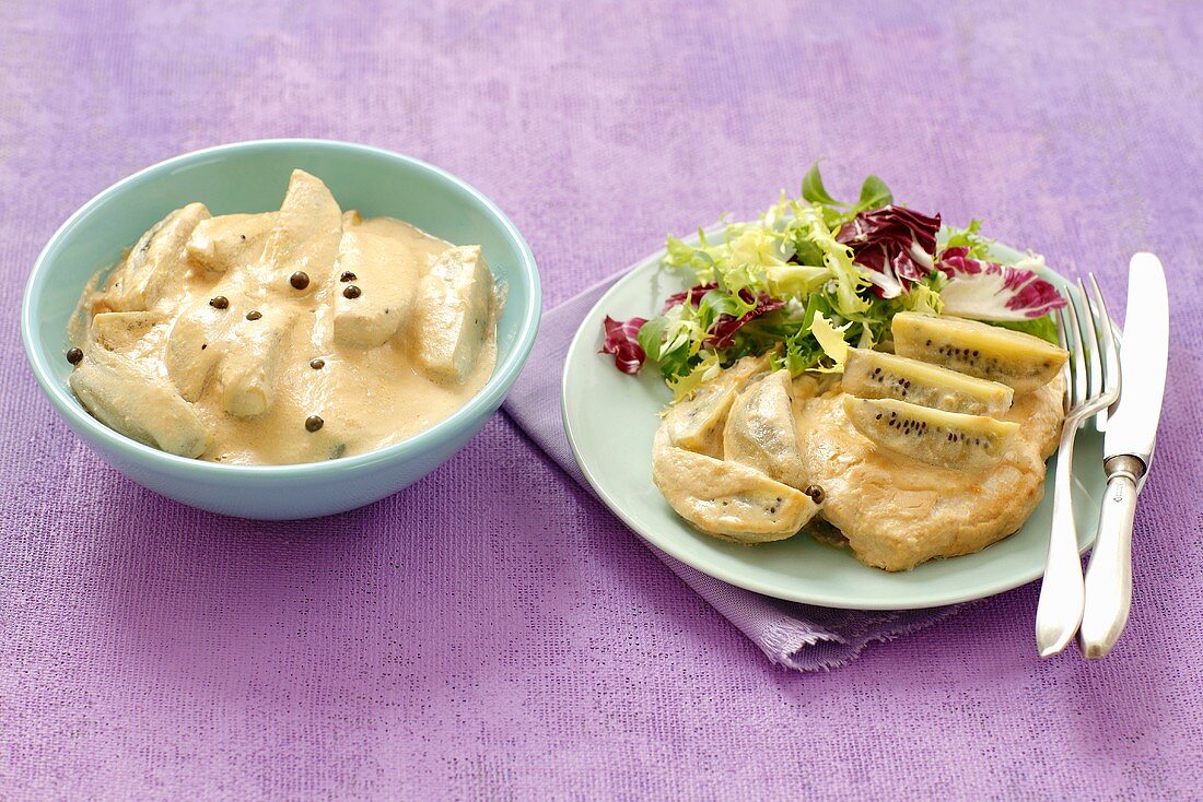 Geschmorte Hühnerbrust mit Kiwi & Sauerrahmsauce