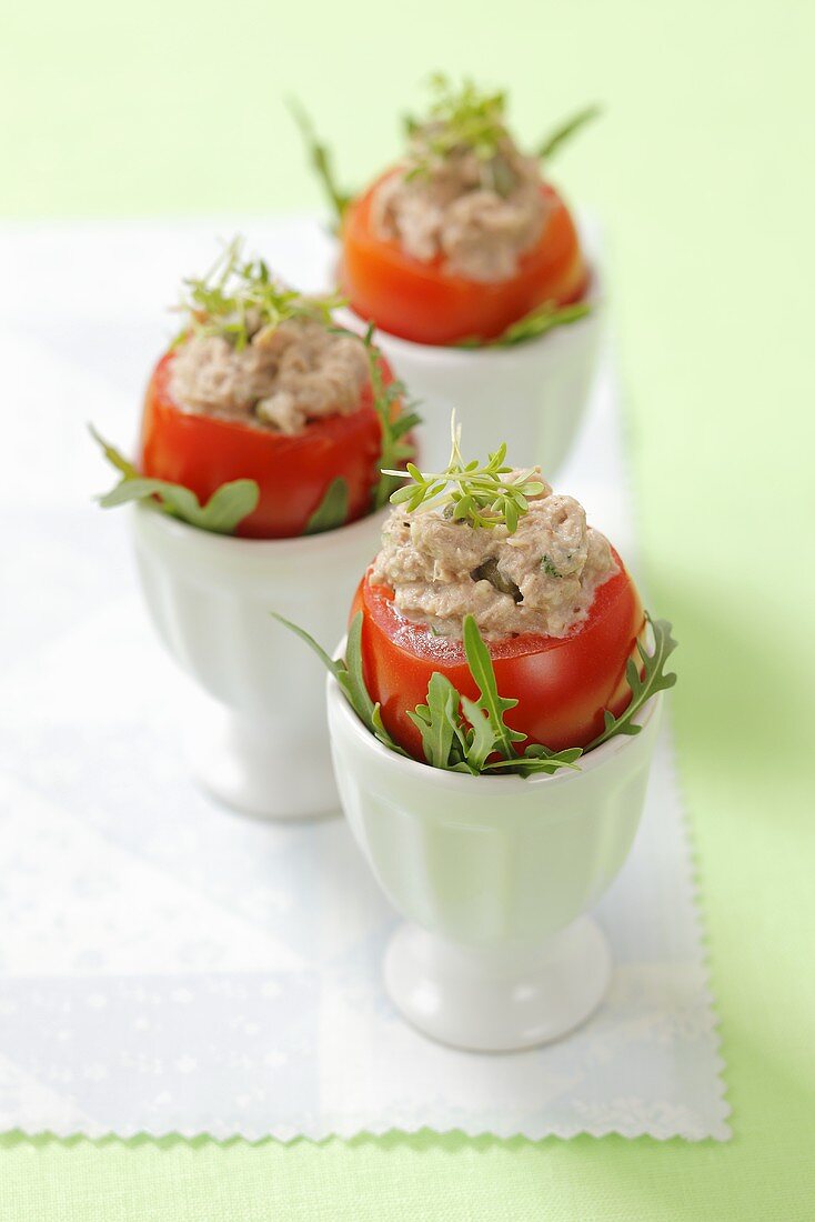 Tomaten im Eierbecher gefüllt mit Thunfischcreme