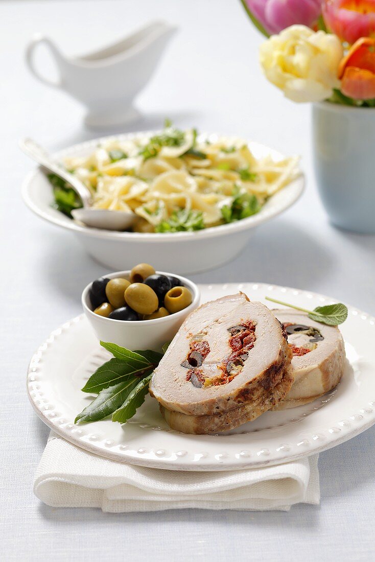 Schweinerollbraten gefüllt mit getrockneten Tomaten & Oliven