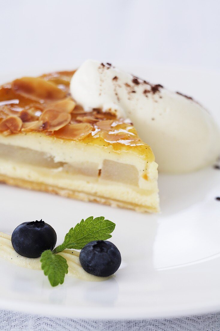 Birnenrahmkuchen mit Mandelblättchen und Sahne