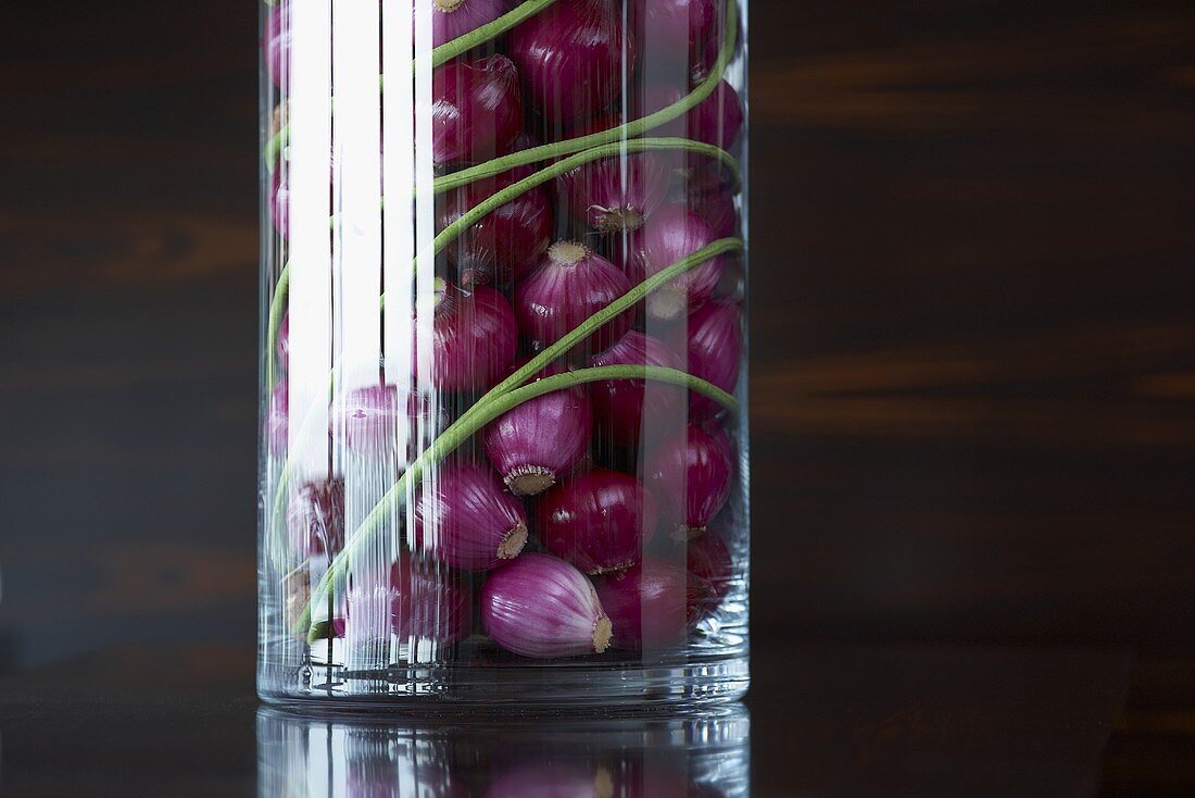 Red onions for pickling in a glass
