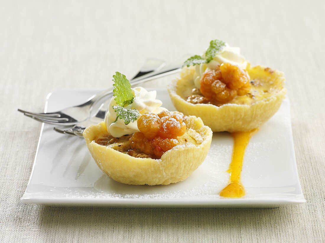 Tartlets with cloudberries and cream