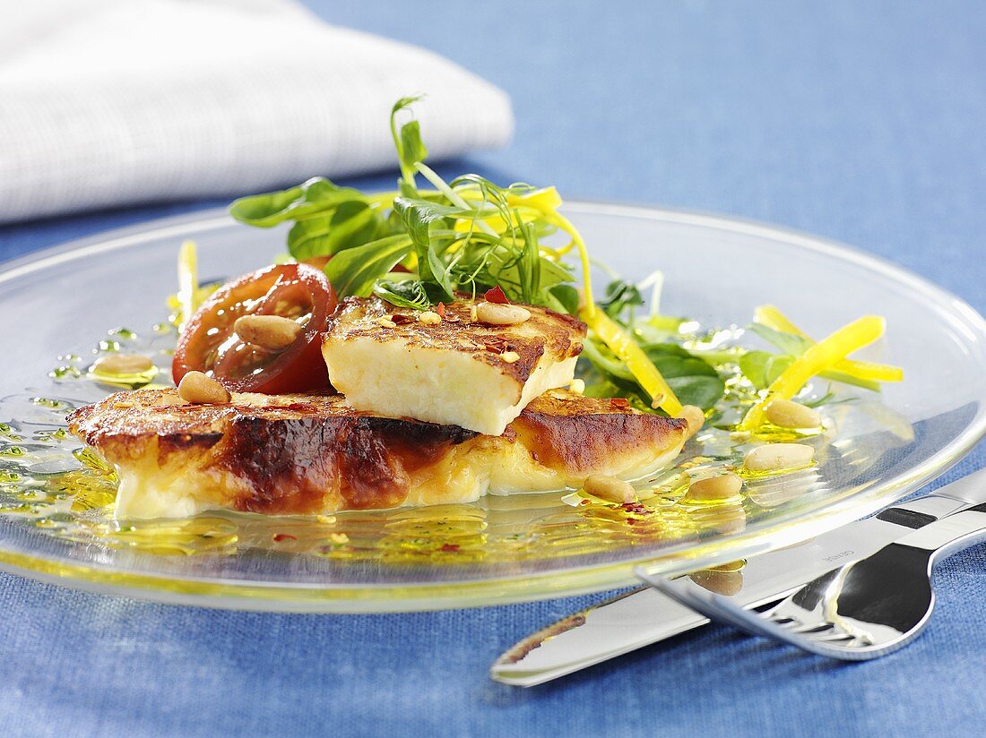 Halloumi with tomatoes, lettuce and pine nuts