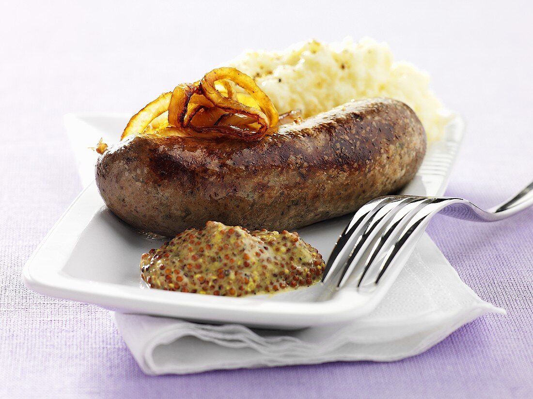 Bratwurst mit Senf, Zwiebeln und Kartoffelpüree