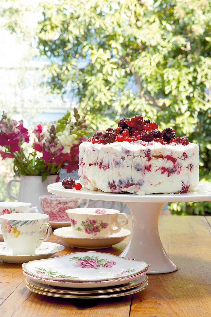 An ice cream-meringue cake with berries