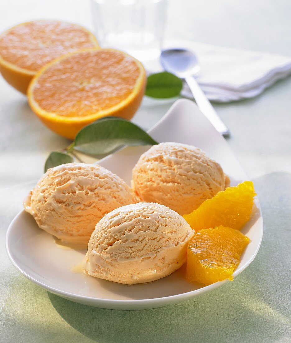 Orangeneis mit frischen Orangenspalten