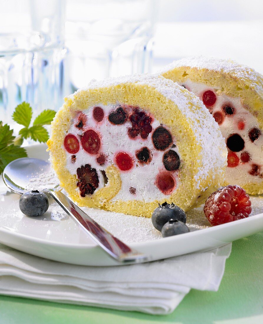 Iced sponge roll with berries