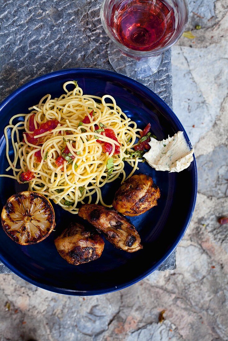 Grilled chicken with spaghetti and lemons