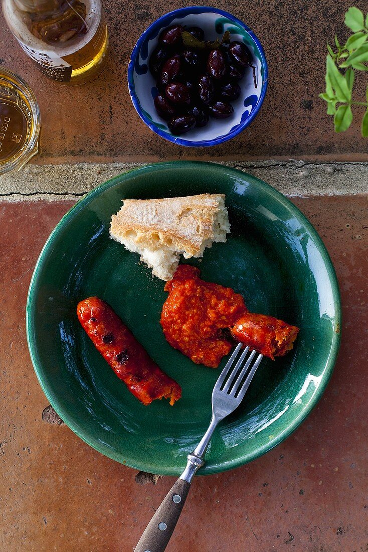 Gegrillte Paprikawurst mit Mandel-Paprika-Mayo