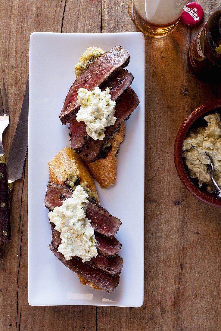 Filet Mignon in Scheiben geschnitten auf Brot