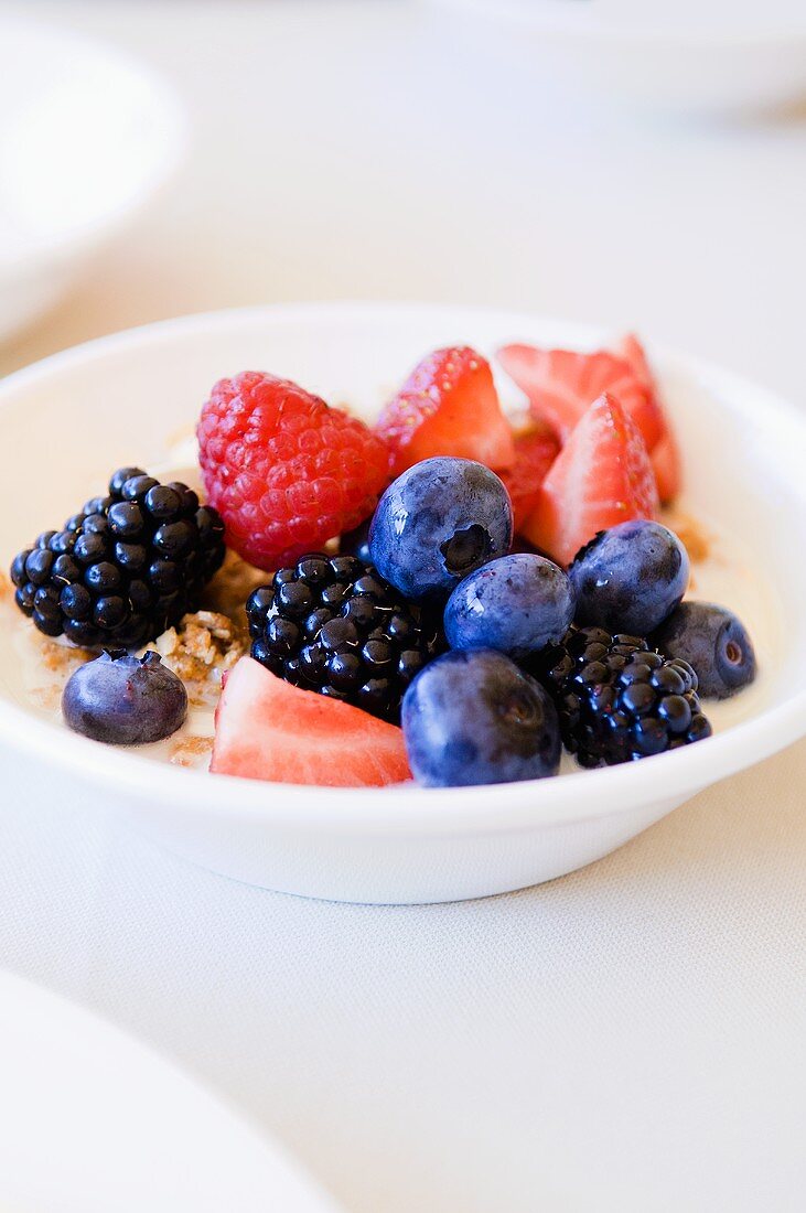 Müsli mit frischen Beeren