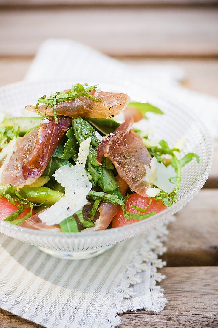 Spring salad with asparagus, Parma ham and parmesan