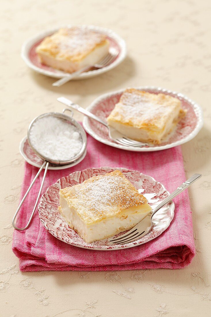 Puff pastry cakes with a cream filling