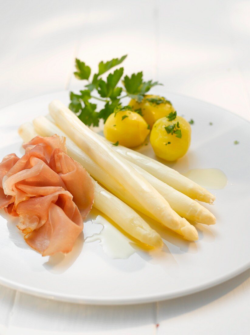 White asparagus with ham and parsley potatoes
