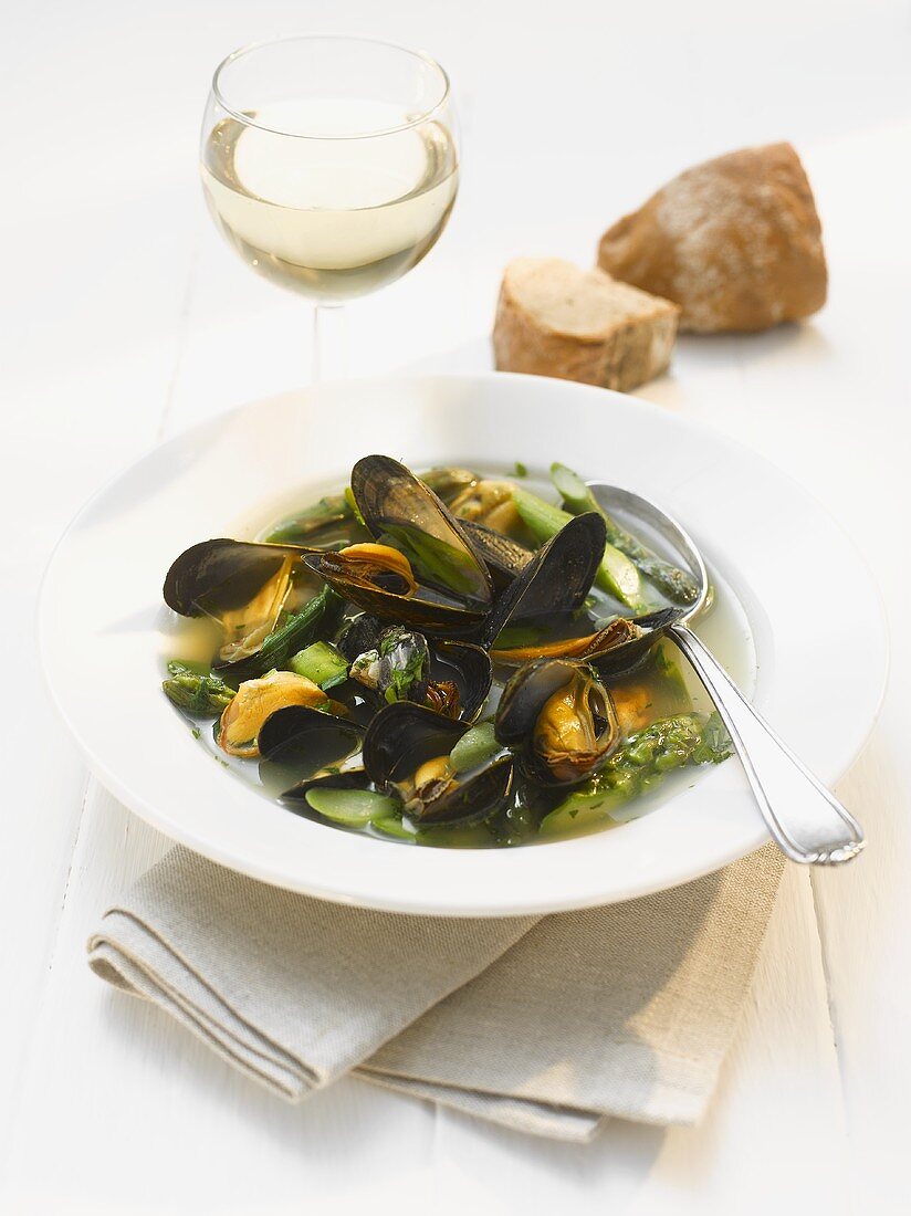 Mussels with green asparagus