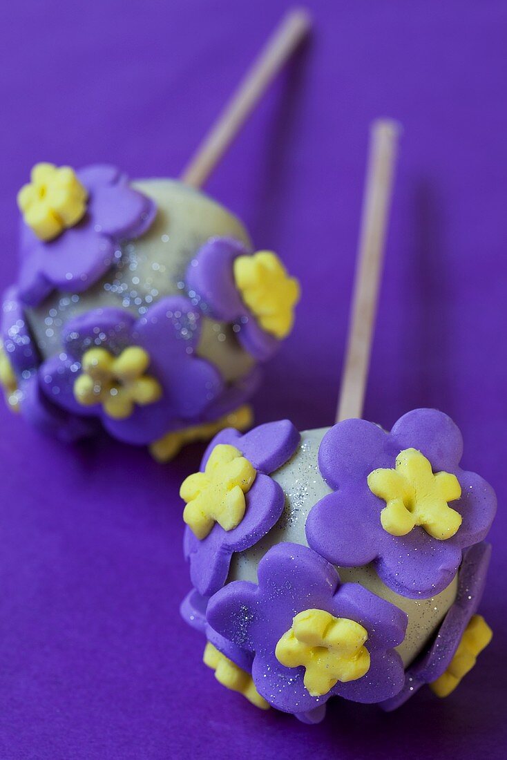 Cake Pops mit Zuckerblüten