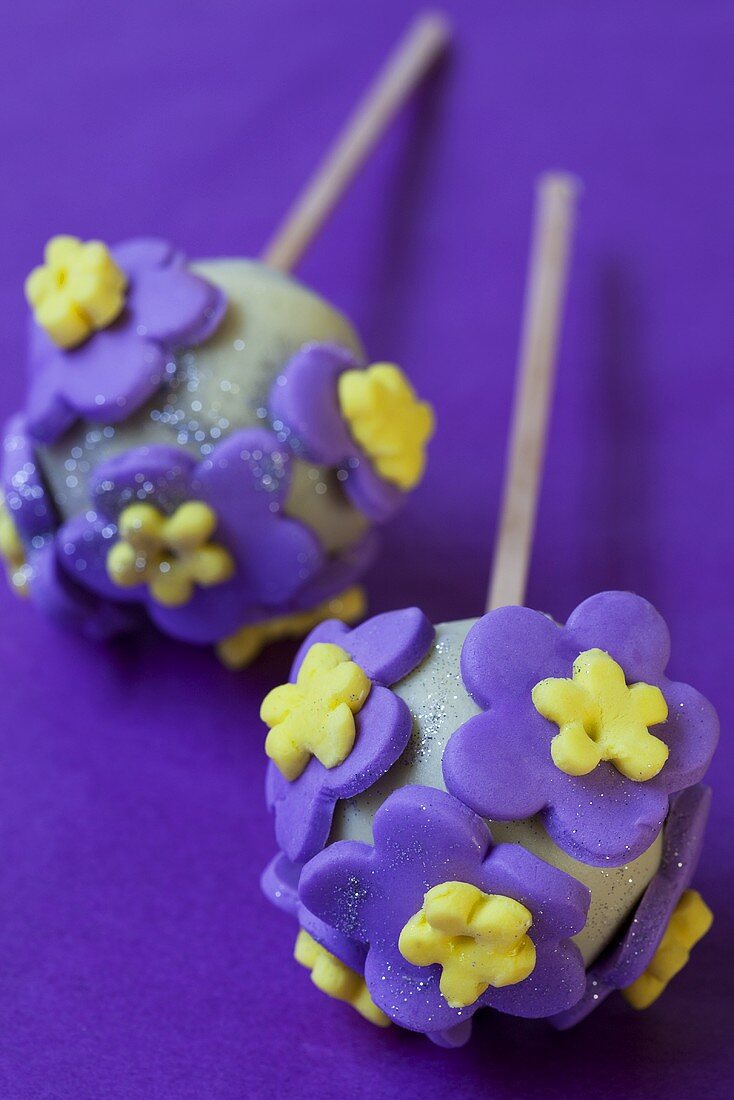 Cake pops with sugar flowers