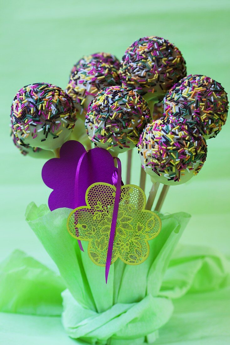 Cake pops with sugar strands