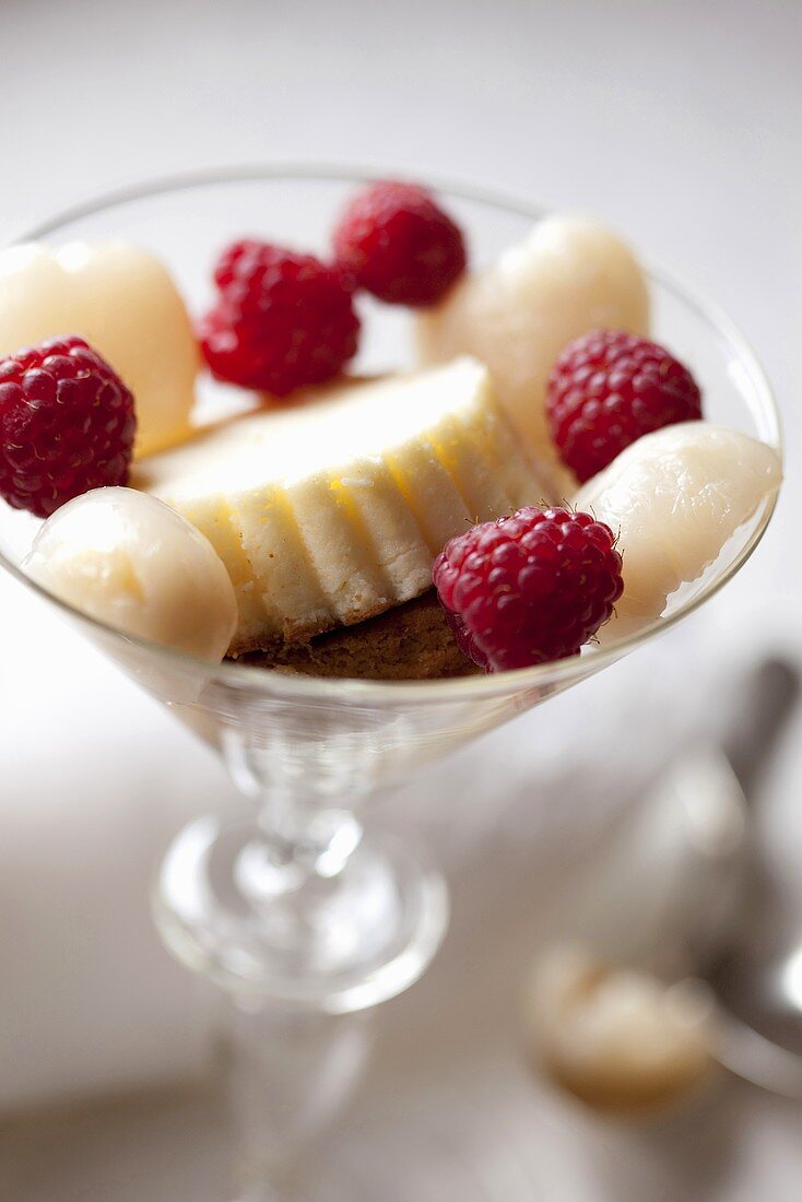 Mini-Käsekuchen mit Himbeeren und Litschis