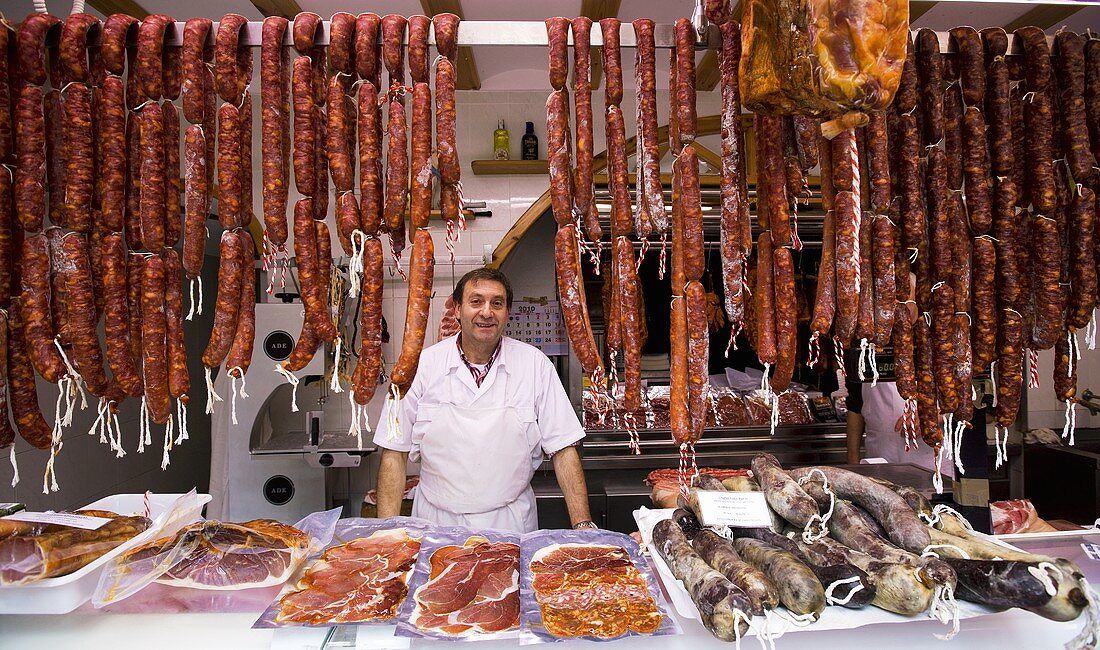 Chorizo-Spezialtitäten in der Metzgerei Paco in Laguardia (Spanien)