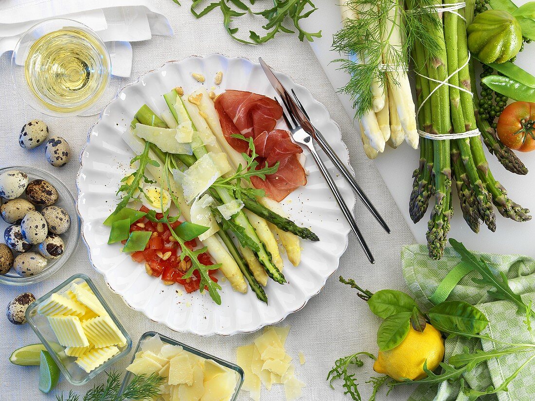 Spargel mit geräuchertem Schinken und Wachteleiern