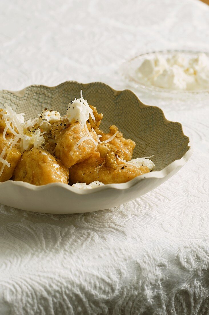 Gnocchi di zucca con ricotta e noci (Kürbisgnocchi, Italien)