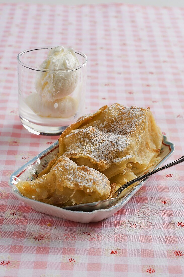 Strudel di mele al gelato (Mini-Apfelstrudel mit Honigeis)