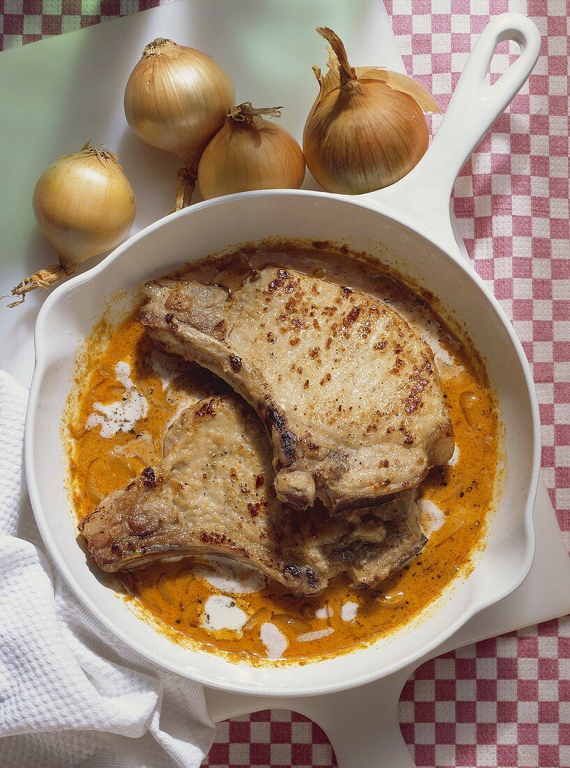 Pork Chops with Paprika Sauce