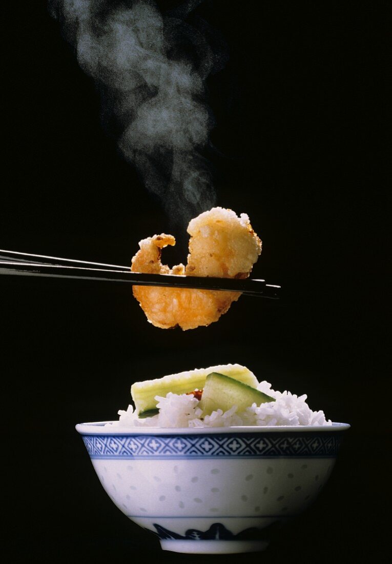 Eine Schale Reis mit fritierter Garnele