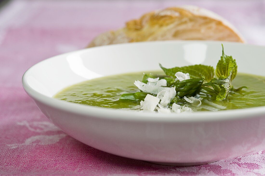 Zuppa di asparagi (cream of asparagus soup with stinging nettles)