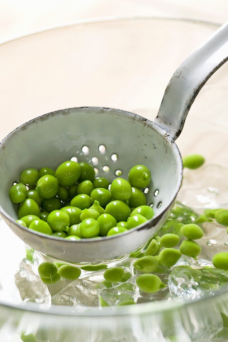 Blanched peas being quenched