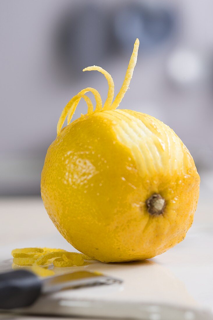 Von der Zitrone Zesten reissen