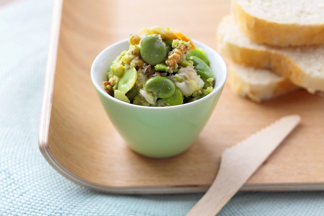 Broad beans with nuts and white bread
