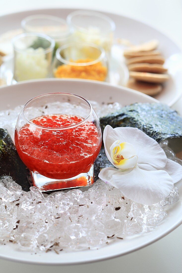 Kaviar im Glas auf Eiswürfeln