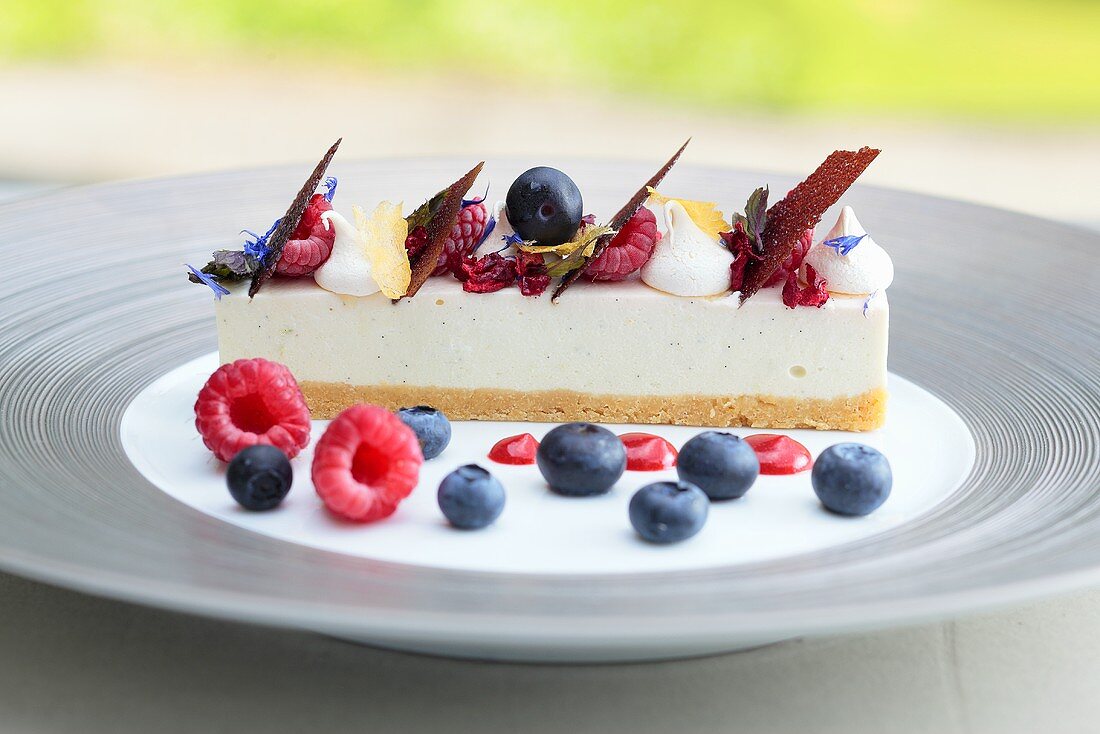 Ein Stück Käsekuchen mit Beeren