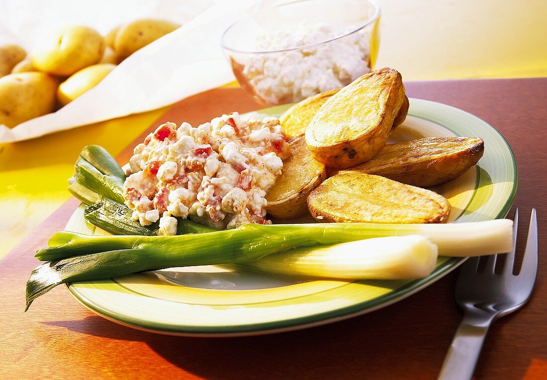 Körniger Frischkäse mit Backkartoffeln und Frühlingszwiebeln