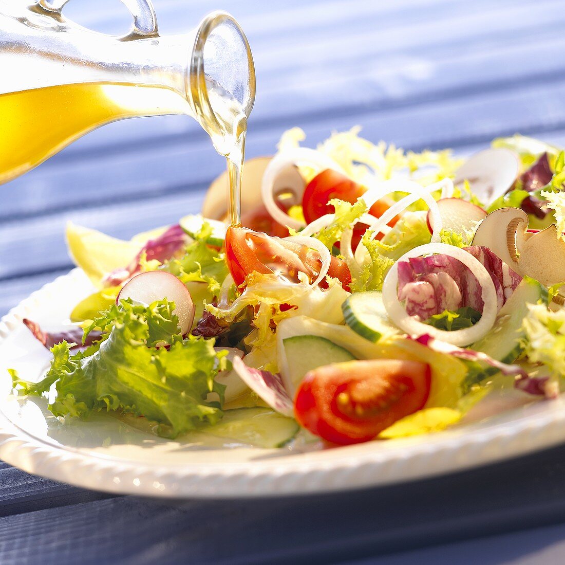 Salat mit Rapsöl begiessen