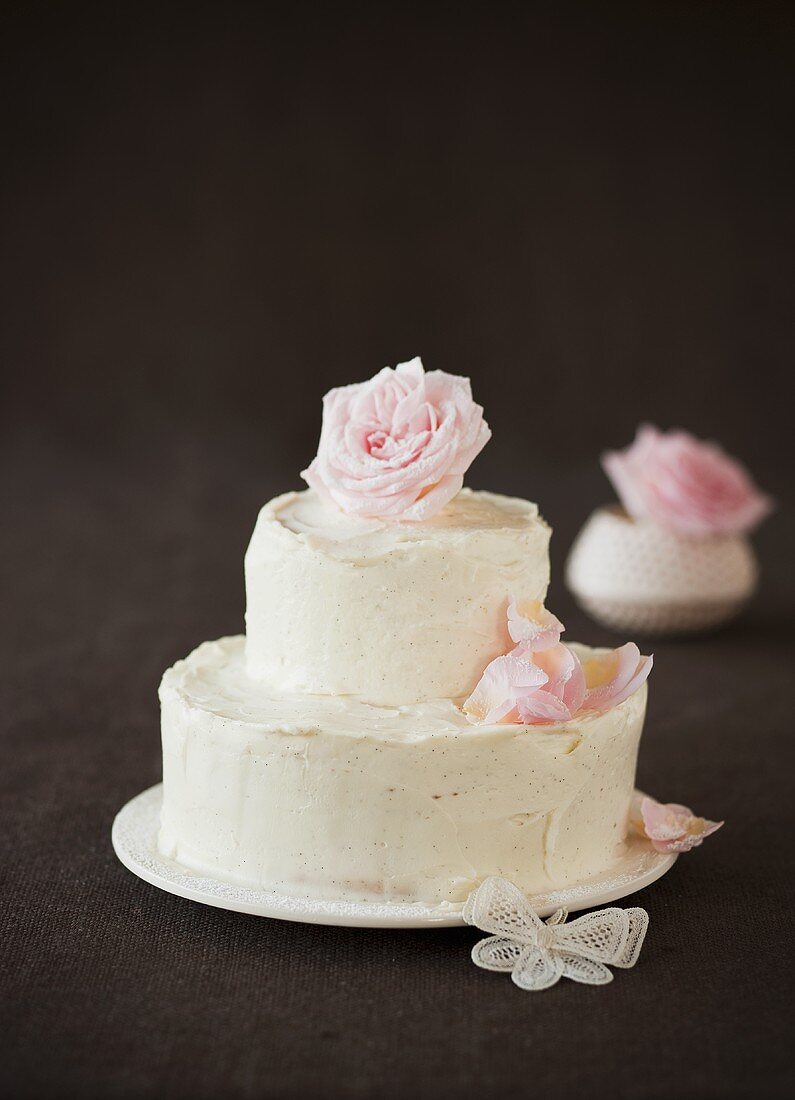 A festive vanilla cake with roses