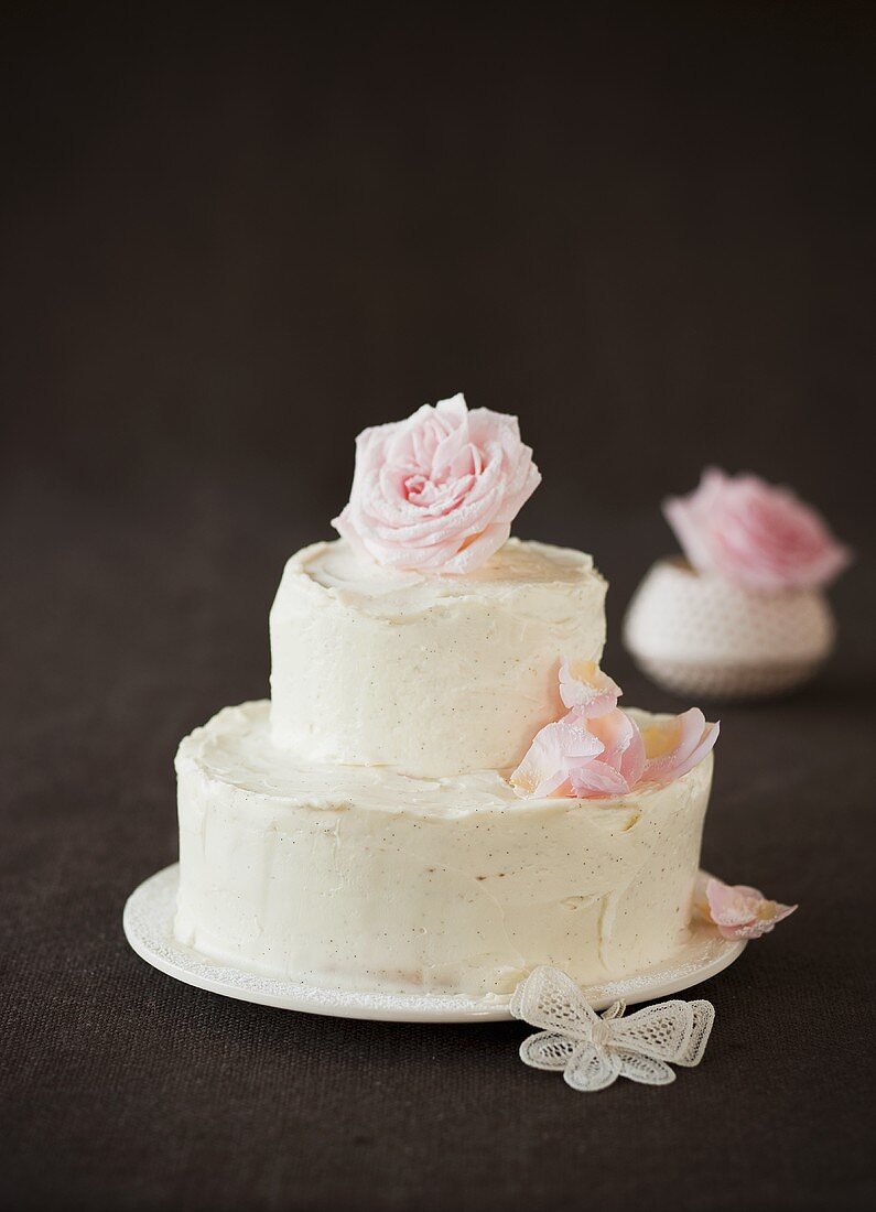 Festliche Vanilletorte mit Rosenblüten