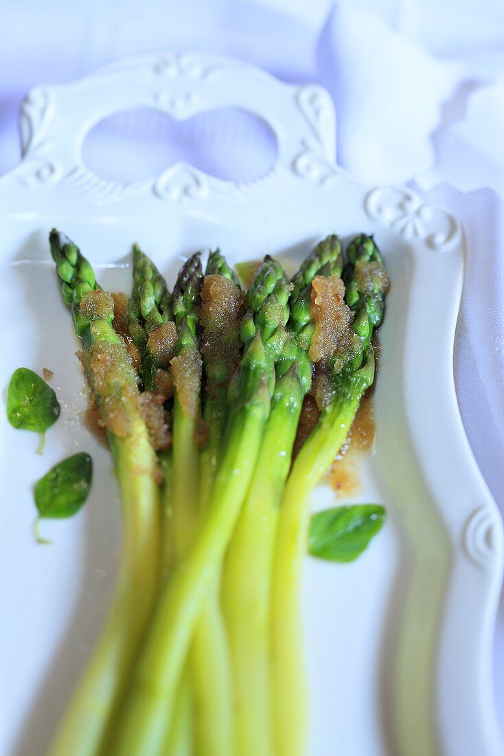 Cooked asparagus with crumble butter