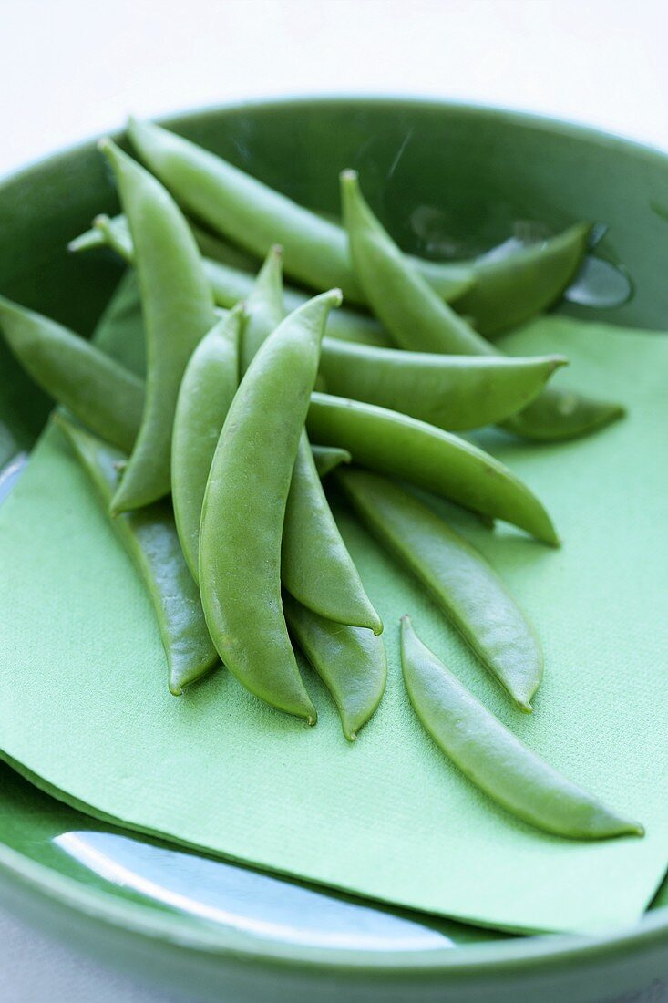 Mange tout in a green bowl