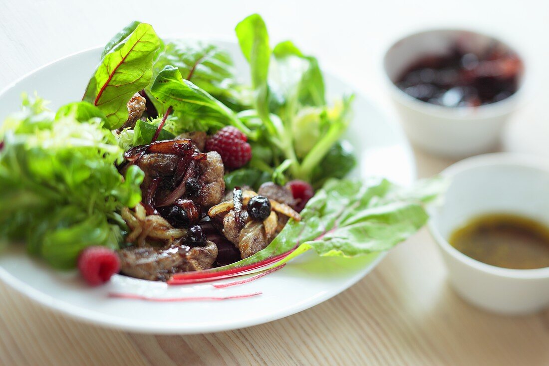 Mixed leaf salad with liver and berries