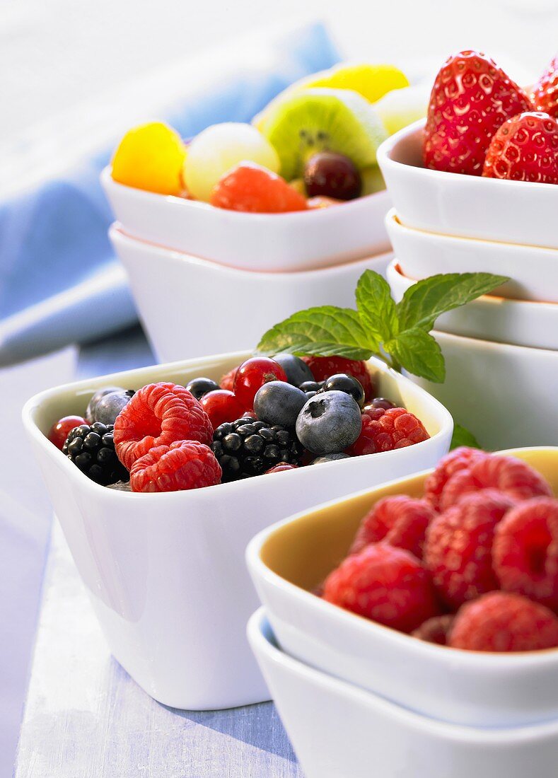 Verschiedene Beeren und Obstsalat