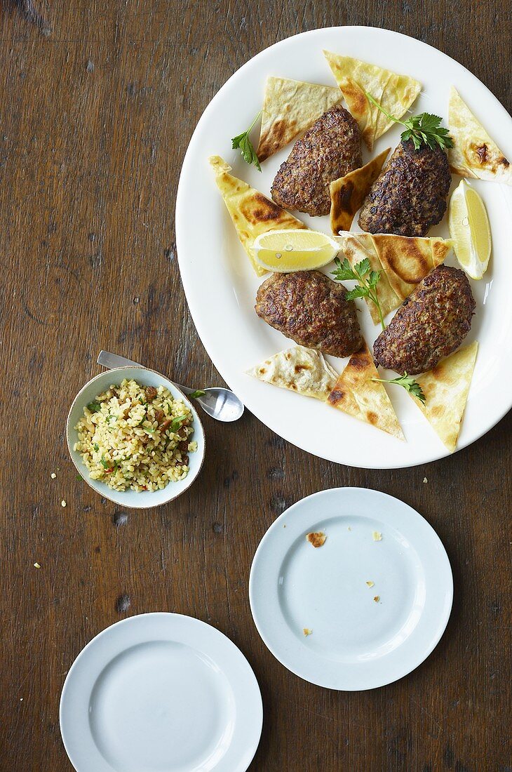 Gefüllte Hackfleisch-Fladen mit Bulgursalat