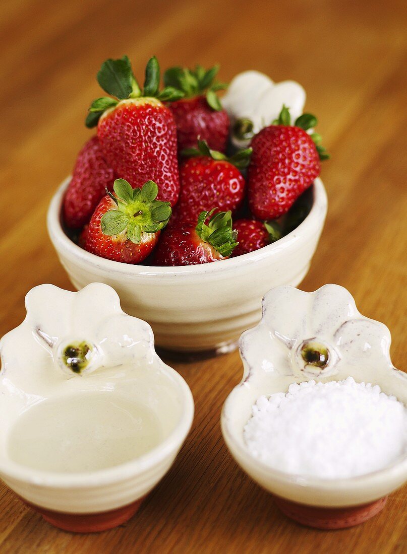 Strawberries with icing sugar and Vin Santo