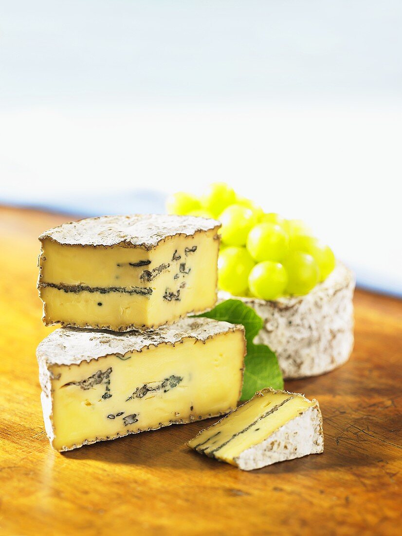 Blue cheese and green grapes