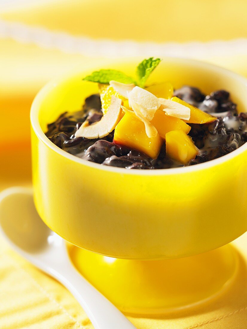 Stick black rice pudding in a yellow bowl
