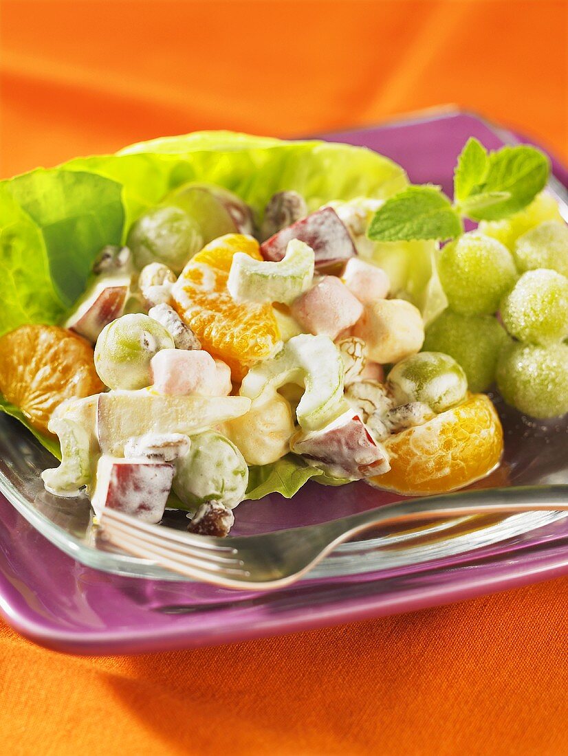 Traubensalat mit Marshmallows und Staudensellerie