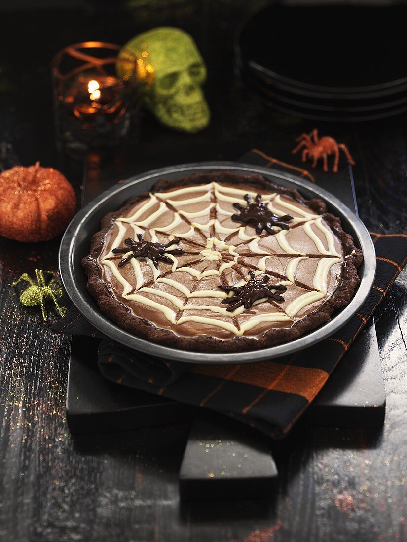 Schokoladen-Pie mit Spinnen dekoriert für Halloween